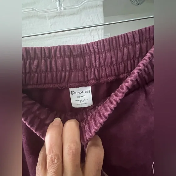 No Boundaries Mineral Wash Cargo Sweatpants For Women In Dark Cherry. - Picture 6 of 6